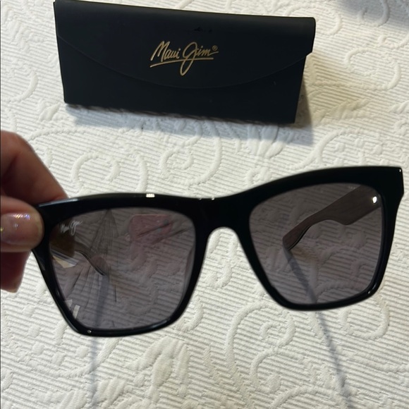 Maui Jim Manchester United Double mirrored Matchday Polarized Sunglasses. FLAW - Picture 9 of 16